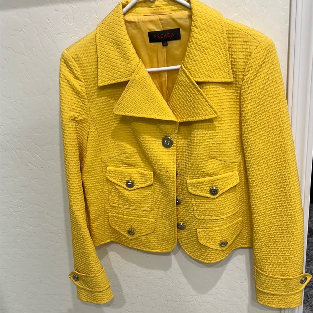 Escada Gold Blazer with Tailored Fit and Notched Lapel